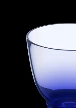 Holmegaard Vinglass*Flow Glass med stett 35 cl mørk blå - Kjøp nå